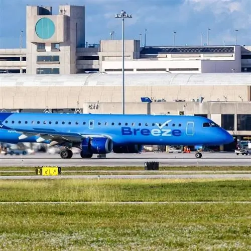 Самолет Breeze Airways припаркован в аэропорту, неустановленное место, Соединенные Штаты Америки