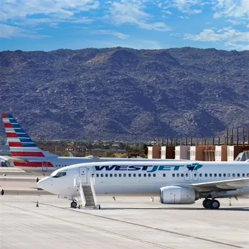 Самолеты Westjet и American Airlines на взлетной полосе