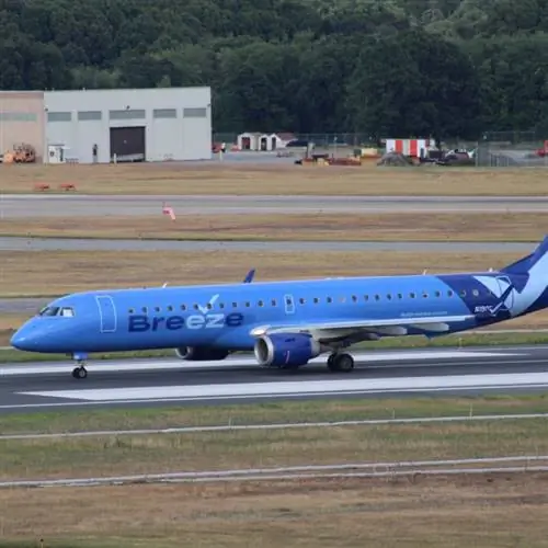 Самолет Breeze Airways в аэропорту