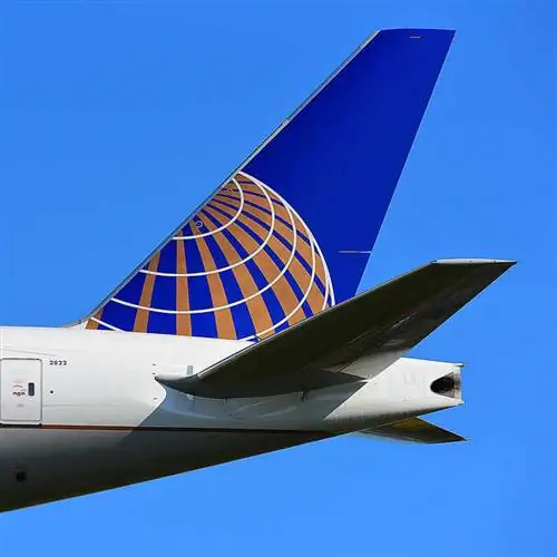 Хвост самолета United Airlines в полете