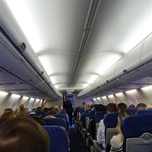 Внутренний снимок самолета United Airlines с пассажирами на местах