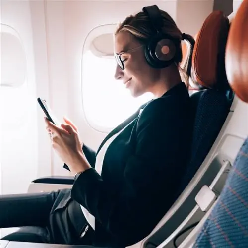 Женщина пользуется бесплатным Wi-Fi в полете