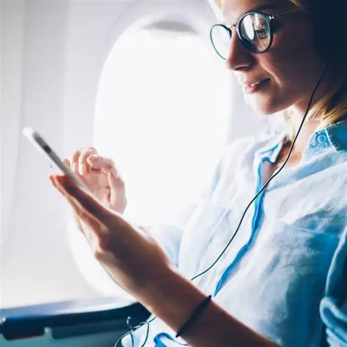 Женщина пользуется бесплатным Wi-Fi в полете