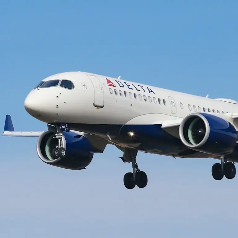 Самолет Airbus A220-100 авиакомпании Delta Air Lines с регистрационным номером N121DU приземлился в международном аэропорту имени Джона Кеннеди в Нью-Йорке. Delta Airlines - крупнейший авиаперевозчик в мире. 14 ноября 2019 г. - Нью-Йорк, США.