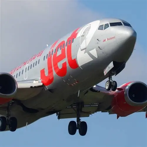 Самолет Jet2 взлетает, путешествует по Европе
