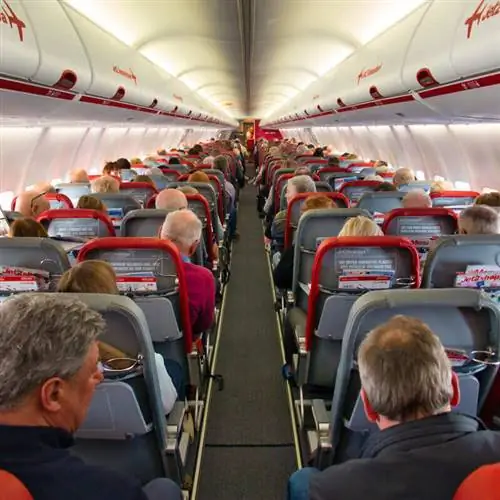 Интерьер салона самолета Jet2 с пассажирами, распределенными по местам, авиаперелеты в Европе