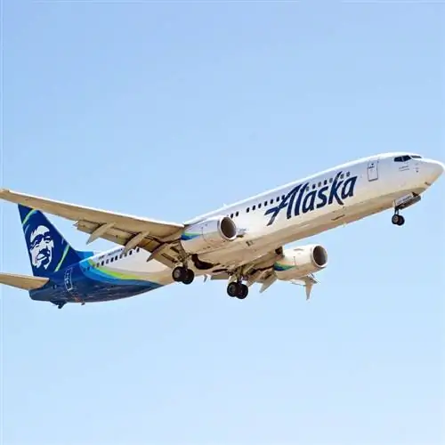 Самолет авиакомпании Alaska Airlines в воздухе