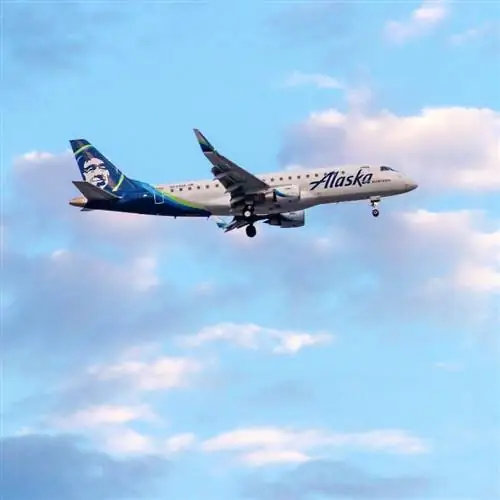 Самолеты авиакомпании Alaska Airlines в небе