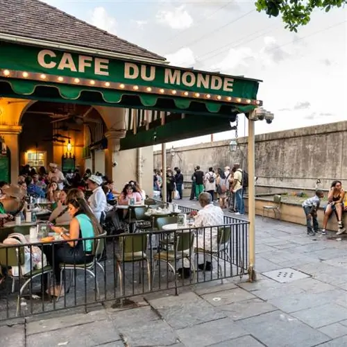 Популярное кафе в Новом Орлеане Cafe Du Monde предлагает посетителям кофе и бине. Популярное кафе в Новом Орлеане Cafe Du Monde предлагает посетителям кофе и бине.