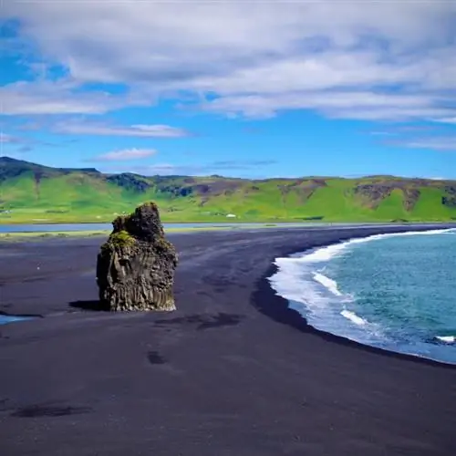 Черные пески пляжа Рейнисфьяра в Исландии.