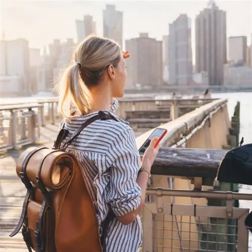 Девушка с рюкзаком в Нью-Йорке
