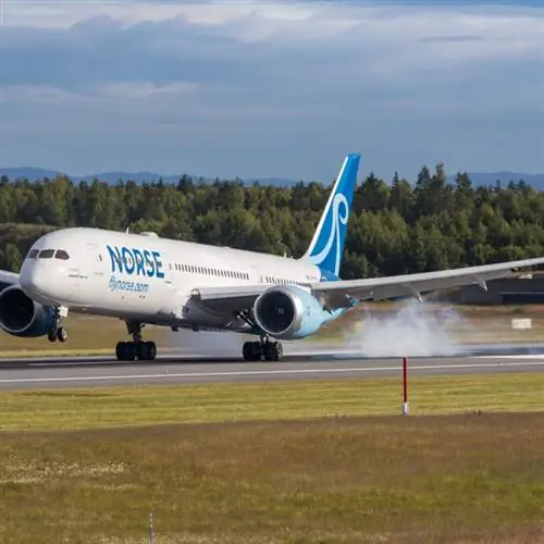 Самолет Norse Atlantic мчится по взлетно-посадочной полосе