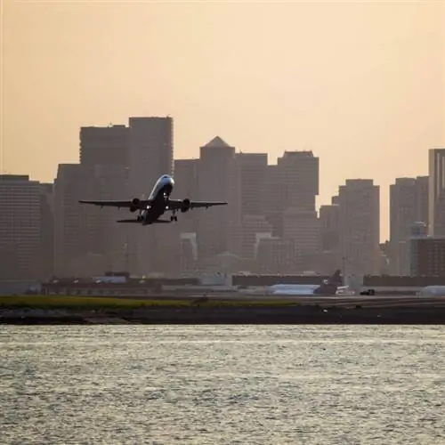 Самолет взлетает в аэропорту Логан в Бостоне.