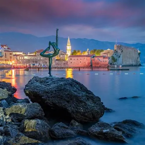 Статуя и город с морем в Будве, Черногория