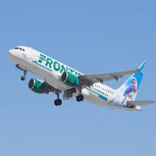 Самолет пограничных авиалиний в небе