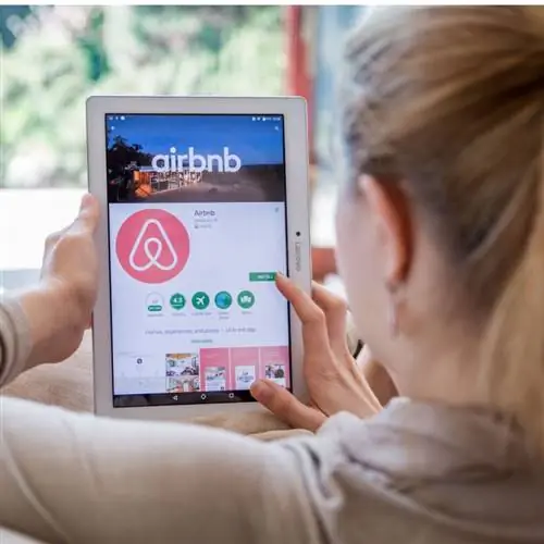Женщина устанавливает приложение Airbnb на планшет Lenovo.