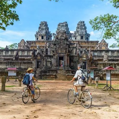 Туристы перед храмом в Камбодже