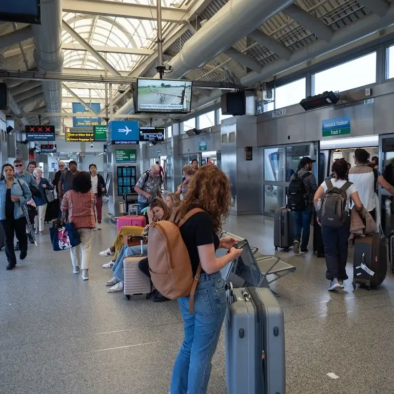 Путешественники в оживленном аэропорту Нью-Йорка