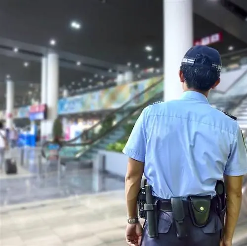 охранник аэропорта