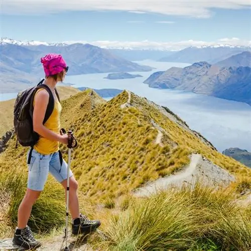 Турист с рюкзаком и панорамой гор в Новой Зеландии