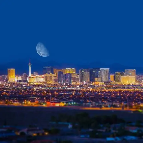 Вид на горизонт Лас-Вегаса ночью издалека