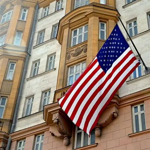 Посольство США с американским флагом