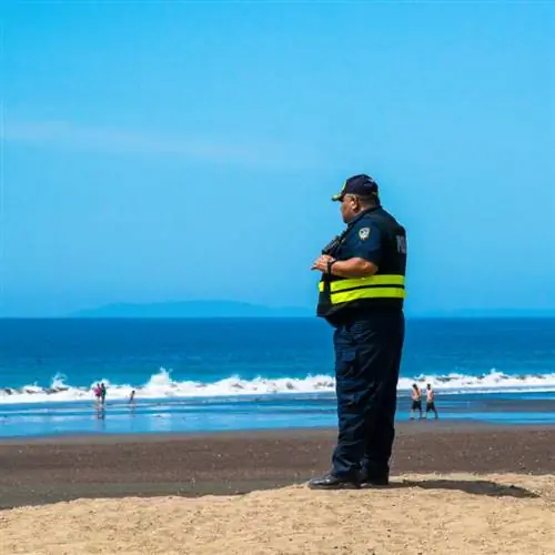 Полиция на пляже в Коста-Рике