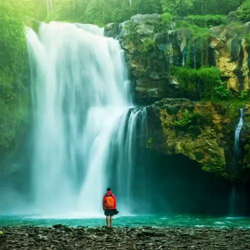 Турист у водопада в Коста-Рике