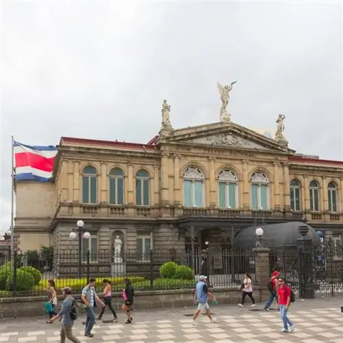 Флаг Коста-Рики с историческим зданием