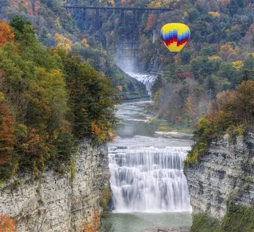 воздушный шар над водопадом