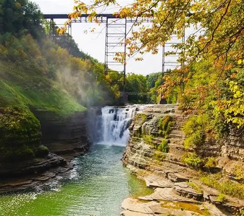 Водопад в государственном парке Летчворта.