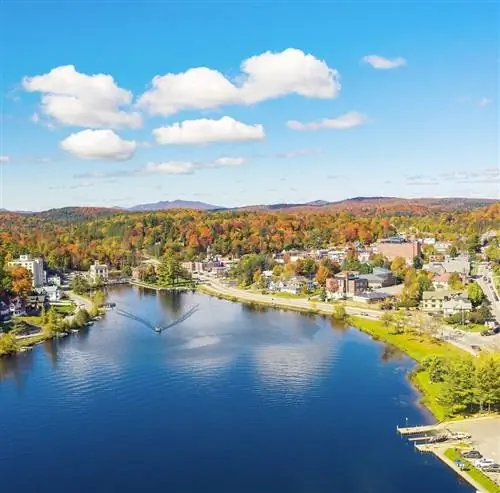 Вид с воздуха на город Саранак-Лейк.