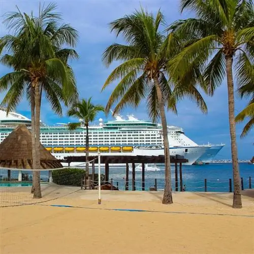 Круизный лайнер, плывущий по морю, вид с тропического пляжа