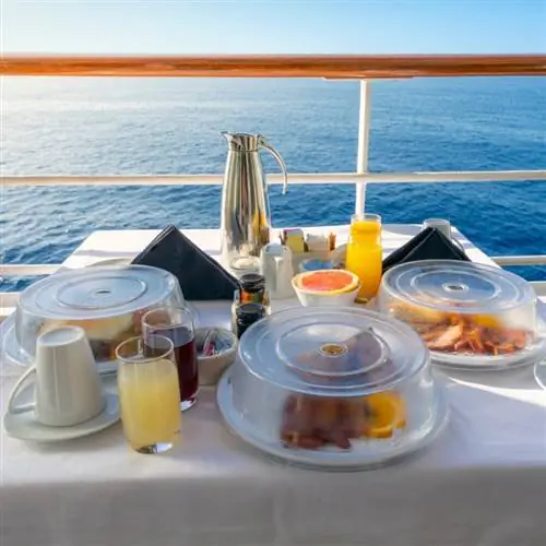 Полный завтрак на балконе круизного лайнера