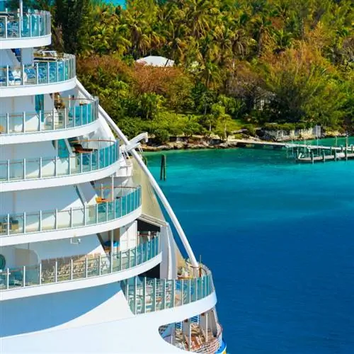 Балконы круизного лайнера с тропической береговой линией на заднем плане