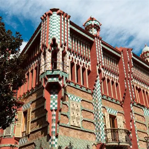 Casa Vicens - модернистское здание, расположенное в Барселоне, в районе Грасиа. Здание покрыто зелеными и кирпично-красными полосатыми узорами.