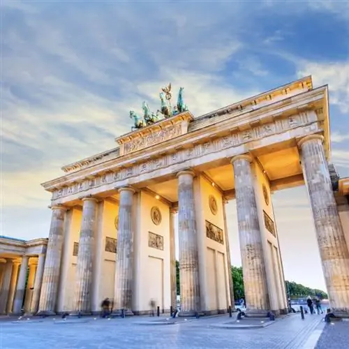 Бранденбургские ворота, Берлин, Германия. Длинные стебли моста украшают статую четырех лошадей.