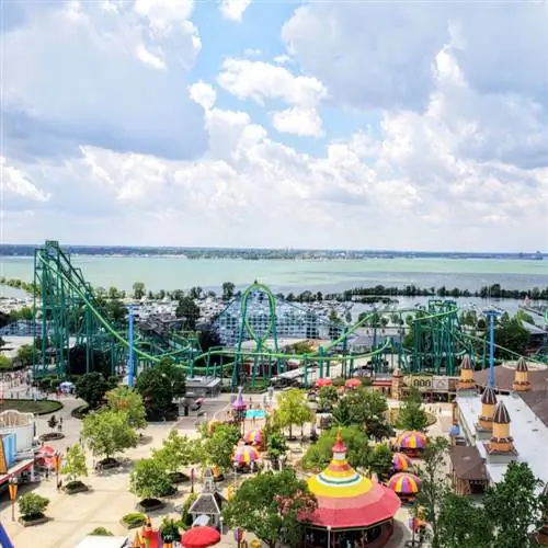 Парк развлечений Сидар-Пойнт на фоне озера Эри