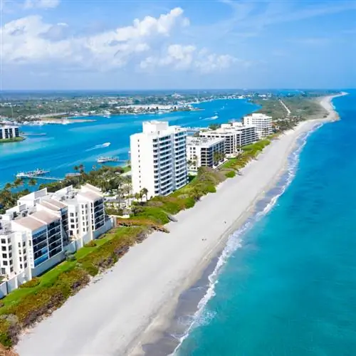 Остров Юпитер во Флориде Длинные прибрежные пляжи вдоль восточного побережья Флориды.