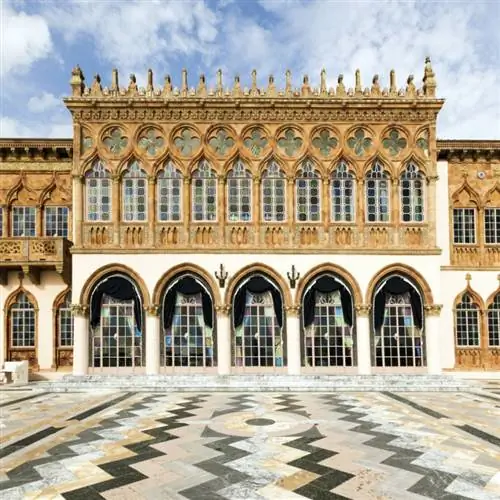 Шевронный узор повторяет образ дома 1920-х годов.