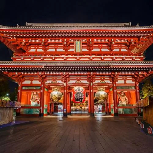 Впечатляющие громовые ворота Токио светятся красным в темноте