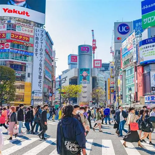 Оживленный пешеходный переход среди небоскребов в Токио, Япония