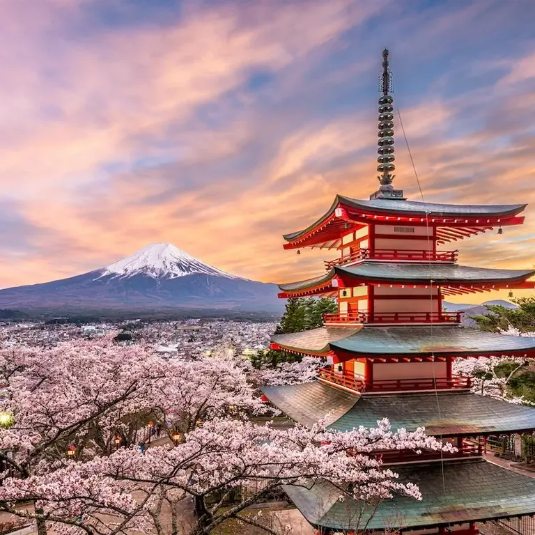 Фудзиёсида, Япония, пагода Тюрейто и гора Фудзи весной с цветущей вишней.