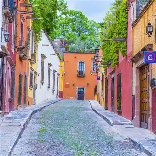 Очаровательная улица с красочными зданиями в Сан-Мигель-де-Альенде, штат Гуанахуато, Мексика