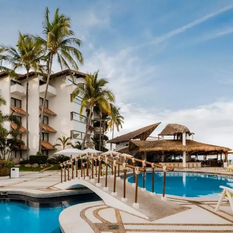 бассейн гранд-отеля