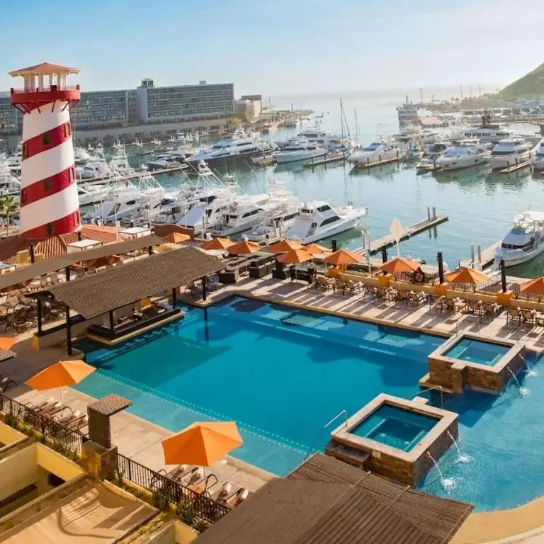 Вид с воздуха на бассейн и пристань отеля Tesoro Los Cabos.
