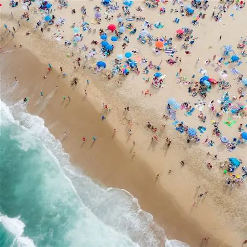 Вид с воздуха на любителей пляжного отдыха в выходные, посвященные Дню памяти, 2019 г.