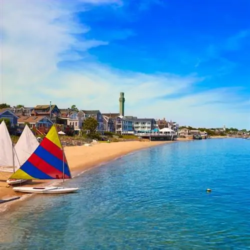 Парусные лодки на пляже с коричневым песком в Птауне, Кейп-Код.