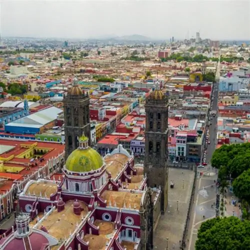 Красочная церковь и здания в Пуэбле, Мексика