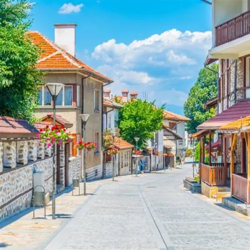 аллея с домами Банско Болгария